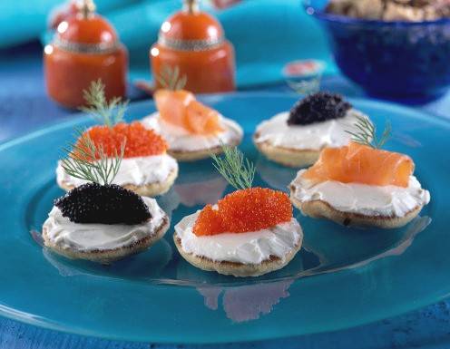 Raffinierte Miniblinis mit Kaviar
