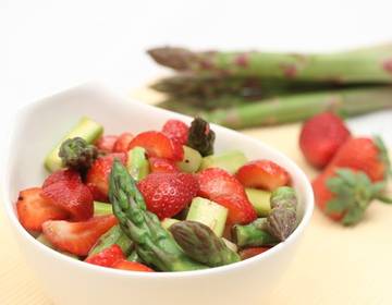 Grüner Spargelsalat mit Erdbeeren
