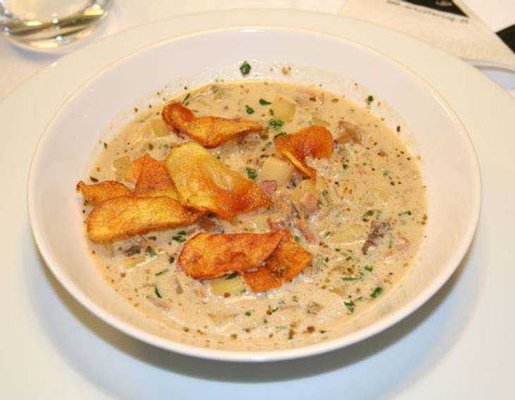 Kartoffelsuppe mit homemade Kartoffelchips Kartoffelsuppe mit homemade Kartoffelchips