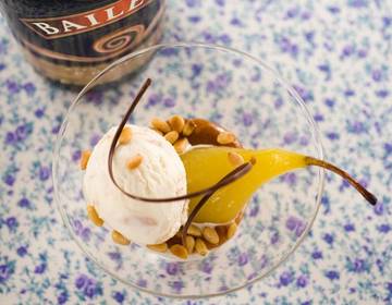 Baileys Coffee mit Pinienkaramell und Nougat-Eis Baileys Coffee mit Pinienkaramell und Nougat-Eis