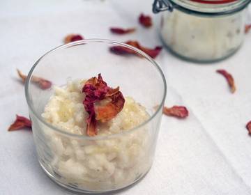 Kokosmilch-Vanillereis mit Apfel und Rosinen Kokosmilch-Vanillereis mit Apfel und Rosinen