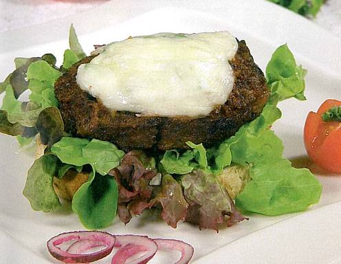 Gratinierter Burger auf Vollkorntoast Rezept - ichkoche.de