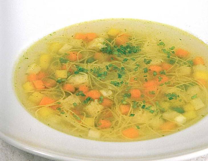 Klare Hühnersuppe mit Nudeln und Gemüse