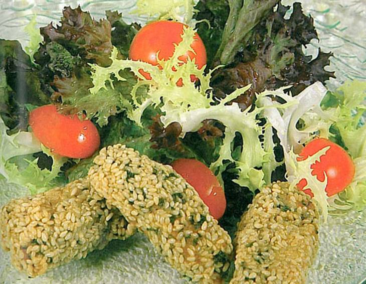 Gebackene Putenbruststreifen in Sesamhülle mit Salatvariation Gebackene Putenbruststreifen in Sesamhülle mit Salatvariation