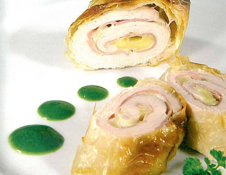 Putenröllchen im Strudelteigmantel mit Petersiliensoße Putenröllchen im Strudelteigmantel mit Petersiliensoße
