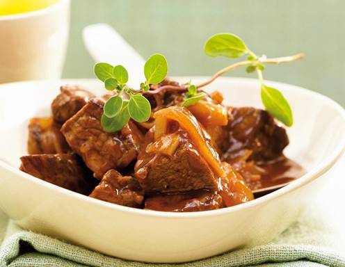 Klassisches Rindsgulasch Rezept - ichkoche.at Klassisches Rindsgulasch Rezept - ichkoche.at