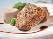 Medaillons aus der Hirschkeule an Hagebuttensauce, Maronipüree und Spinatspätzle Medaillons aus der Hirschkeule an Hagebuttensauce, Maronipüree und Spinatspätzle