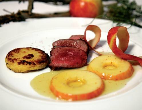 Rehrückenfilet mit Safranäpfeln und Polentatalern Rezept - ichkoche.de