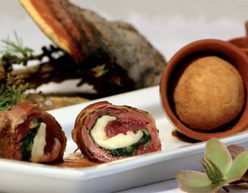 Rehschnitzel gefüllt, an Cognacsauce und Maroni-Preiselbeer-Buchteln Rehschnitzel gefüllt, an Cognacsauce und Maroni-Preiselbeer-Buchteln