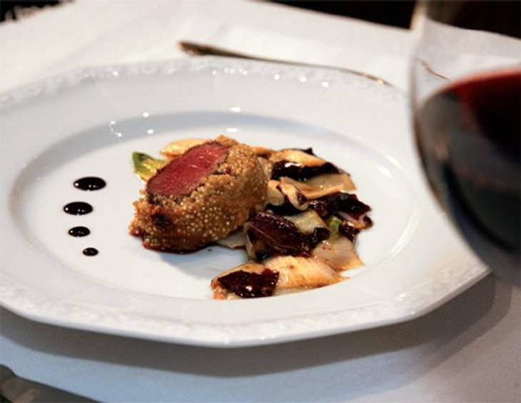 Hirschrückenfilet im Quinoamantel auf Zirbenglace Hirschrückenfilet im Quinoamantel auf Zirbenglace