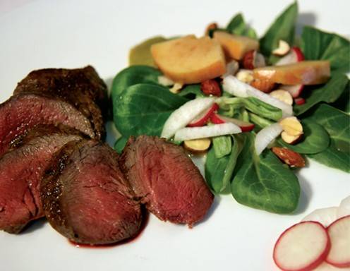 Lauwarmes Hasenrückenfilet mit Malzbier-Äpfeln und Honigvinaigrette