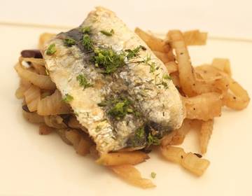 Fenchelsalat mit frischen Sardinen und Oliven Fenchelsalat mit frischen Sardinen und Oliven