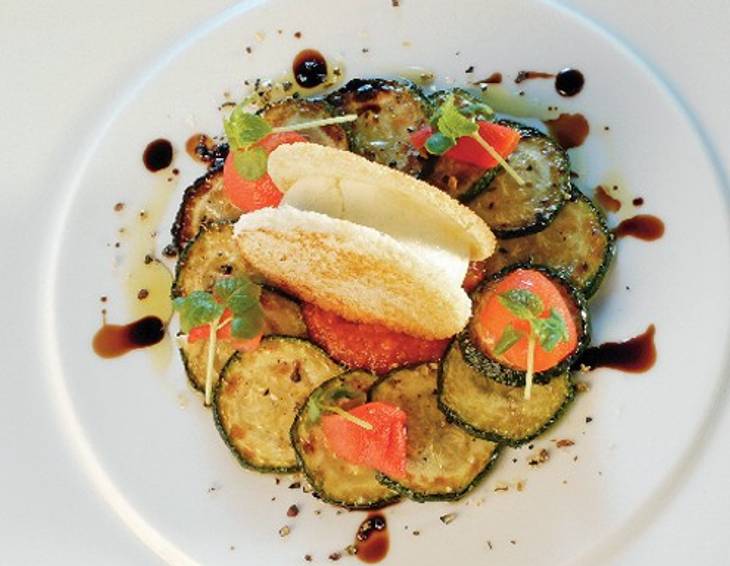 Knuspriger Schaffrischkäse mit Zucchini-Olivensalat Knuspriger Schaffrischkäse mit Zucchini-Olivensalat