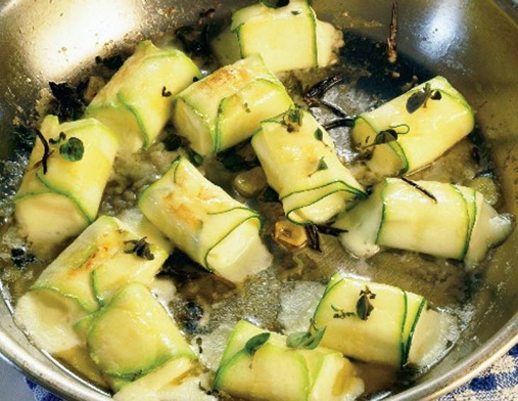 Zucchini-Schafkäsewickler Zucchini-Schafkäsewickler