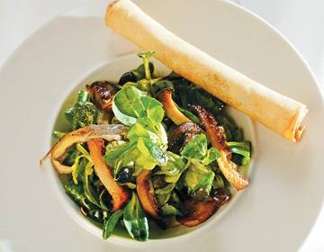 Vogerlsalat mit Kürbiskernöl und Erdäpfelstangerln Vogerlsalat mit Kürbiskernöl und Erdäpfelstangerln