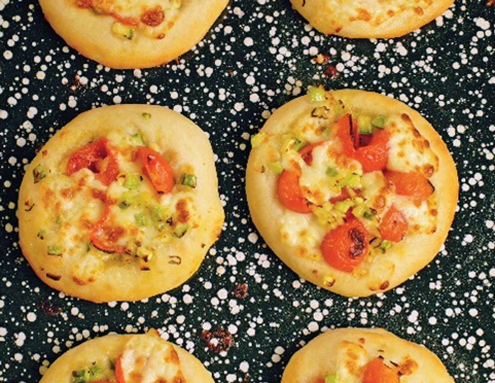 Zucchini-Paradeiserpizzetten mit Büffelmozzarella Zucchini-Paradeiserpizzetten mit Büffelmozzarella