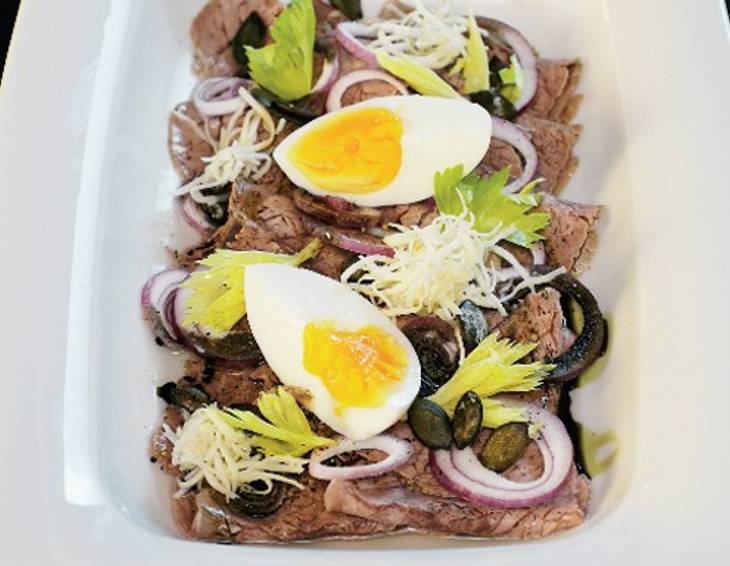 Saures Rindfleisch mit Ei, Kürbiskernöl und Kren Saures Rindfleisch mit Ei, Kürbiskernöl und Kren