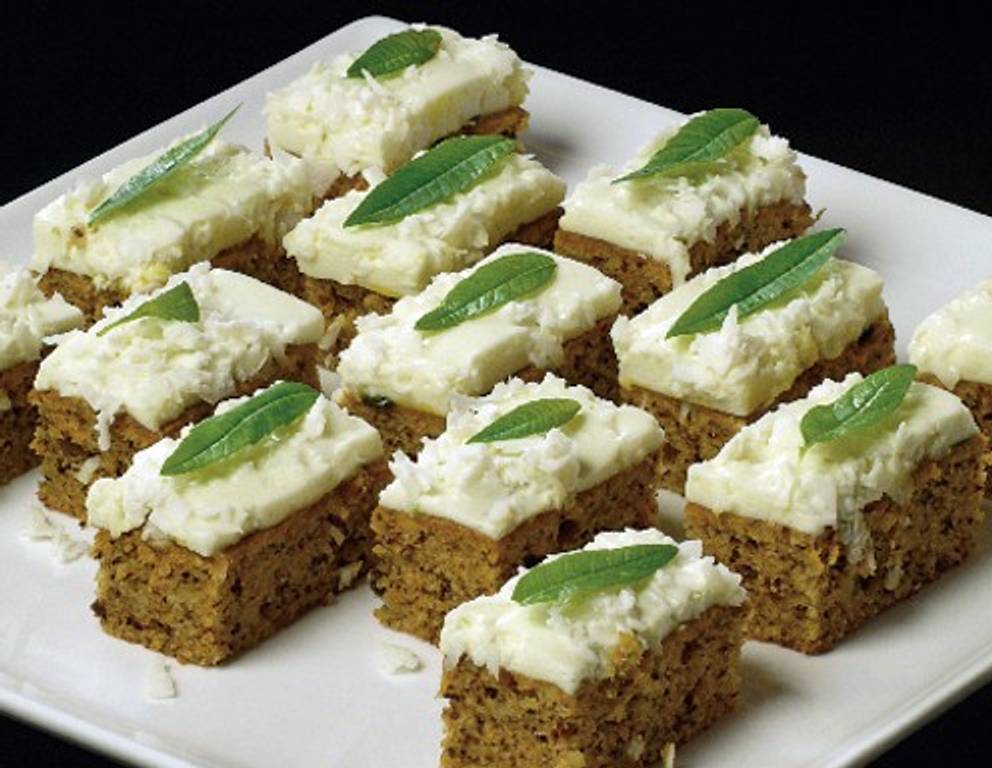 Bananen-Nussschnitte mit Wasabi-Kokoscreme Bananen-Nussschnitte mit Wasabi-Kokoscreme