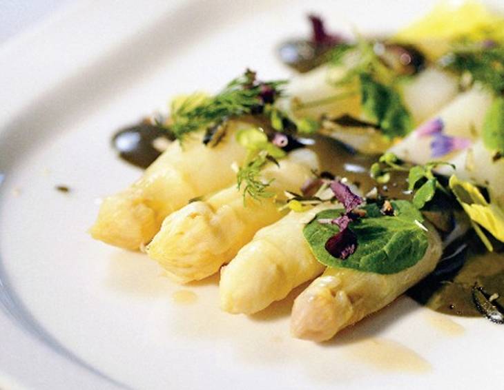 Solo-Spargel mit Kürbiskernölschaum Solo-Spargel mit Kürbiskernölschaum