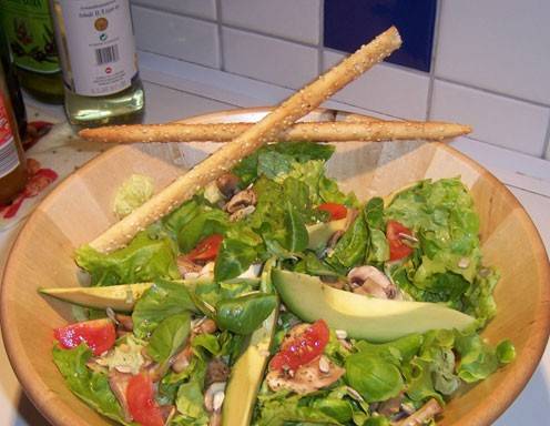 Avocado-Steinpilze und Grissini auf Blattsalat