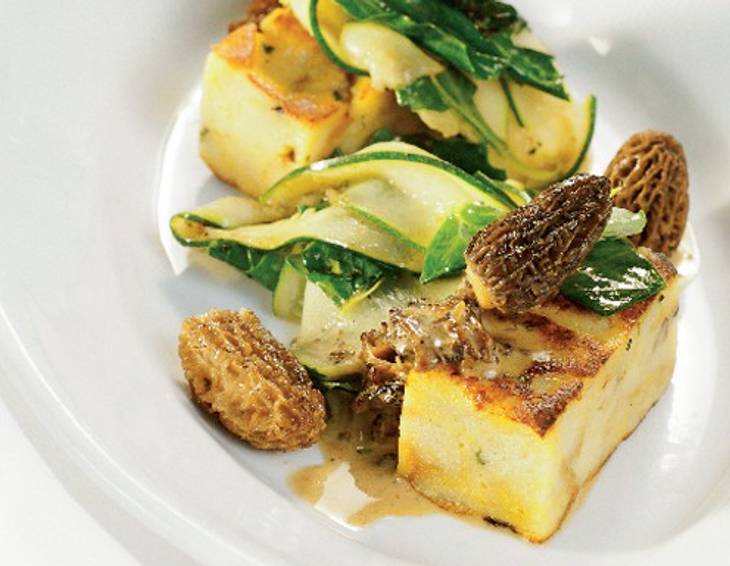 Schwammerlknöderl mit Zucchinispinat und Morcheln Schwammerlknöderl mit Zucchinispinat und Morcheln