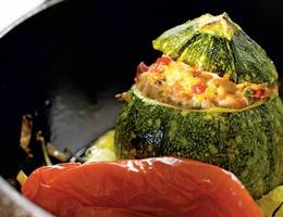 Gefüllter Jungkürbis mit Paprika-Fleischfülle Gefüllter Jungkürbis mit Paprika-Fleischfülle