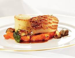 Bratl vom Mangalitza-Wollschwein mit Ofenkürbis und Topfen-Serviettenknödel Bratl vom Mangalitza-Wollschwein mit Ofenkürbis und Topfen-Serviettenknödel