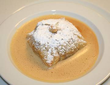 Bratapfel im Teigmantel in der Karamellsuppe Bratapfel im Teigmantel in der Karamellsuppe
