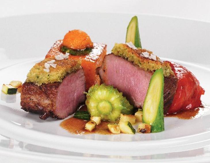 Rücken vom Junglamm mit Zucchini und Paprika-Polenta Rücken vom Junglamm mit Zucchini und Paprika-Polenta