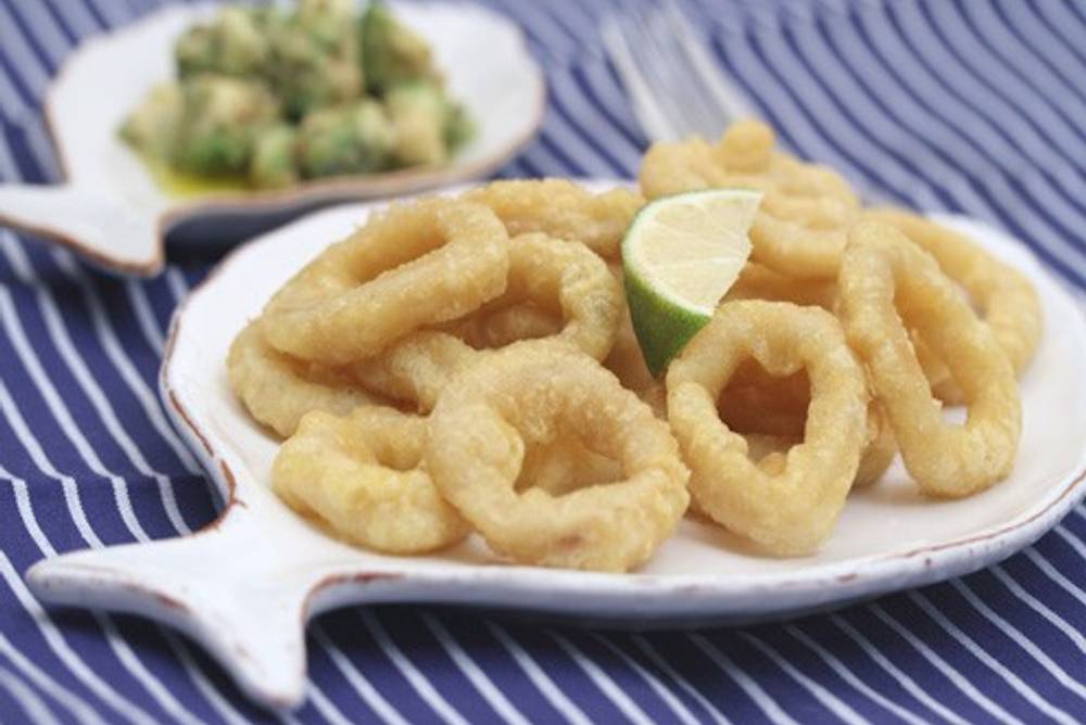 Calamari fritti mit Avocado-Gurken-Salat und Crostini