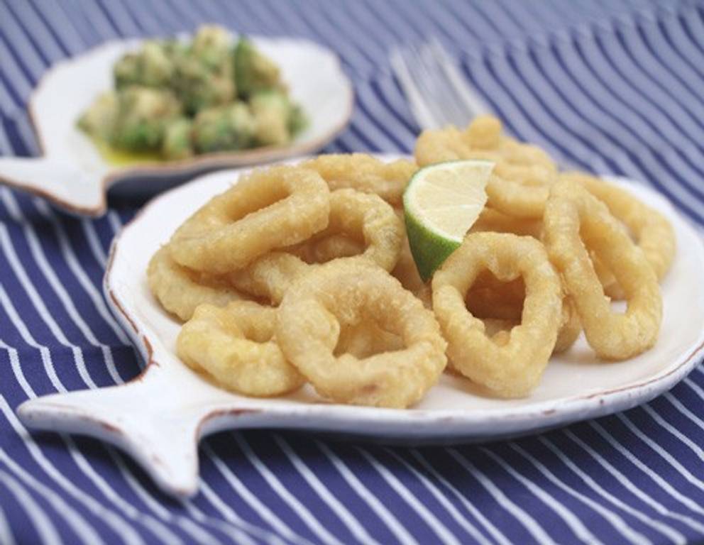 Calamari fritti mit Avocado-Gurken-Salat und Crostini