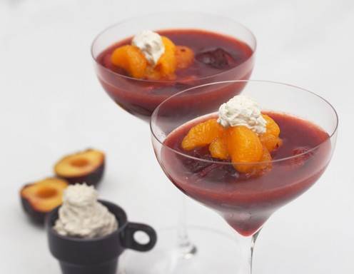 Zwetschken-Kaltschale mit Mandarinenfächer Rezept - ichkoche.de Zwetschken-Kaltschale mit Mandarinenfächer Rezept - ichkoche.de