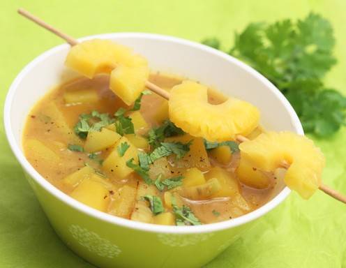 Kartoffelsuppe auf karibische Art mit frischer Ananas und Koriandergrün ...