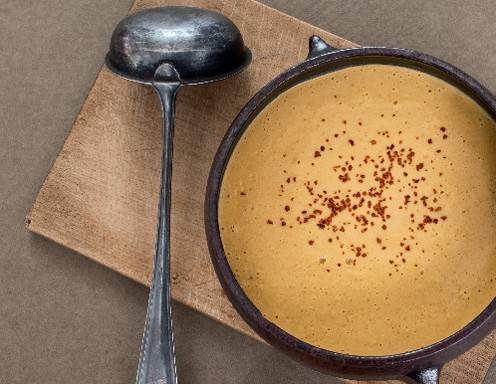 Goldene Maiscremesuppe mit Chiliflocken