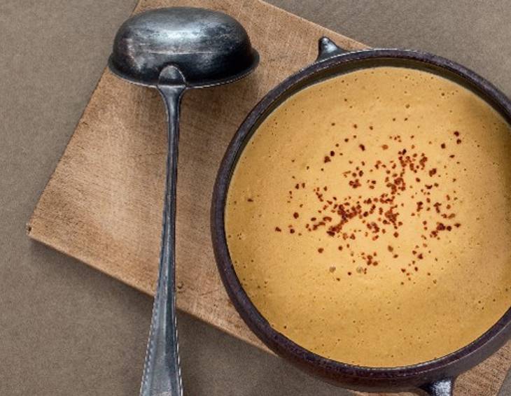 Goldene Maiscremesuppe mit Chiliflocken