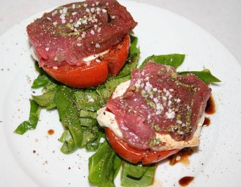 Carpaccio-Roulade mit Basilikumpesto und Mozarella auf Dörrtomate mit ...