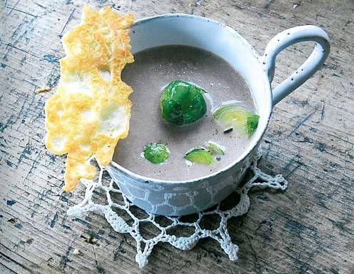 Holundersuppe mit glasierten Kohlsprossen und Parmesanwaffeln Rezept ... Holundersuppe mit glasierten Kohlsprossen und Parmesanwaffeln Rezept ...