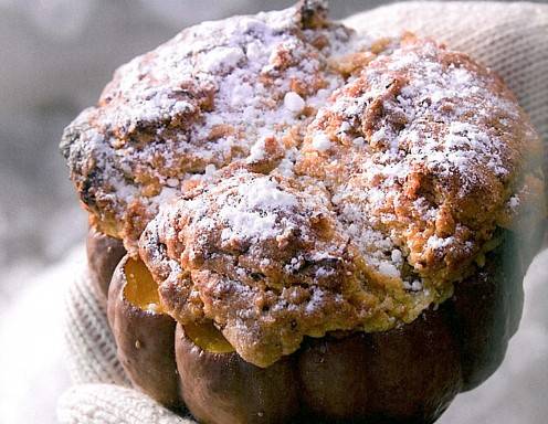 Kürbis-Nusskuchen im Kürbis gebacken