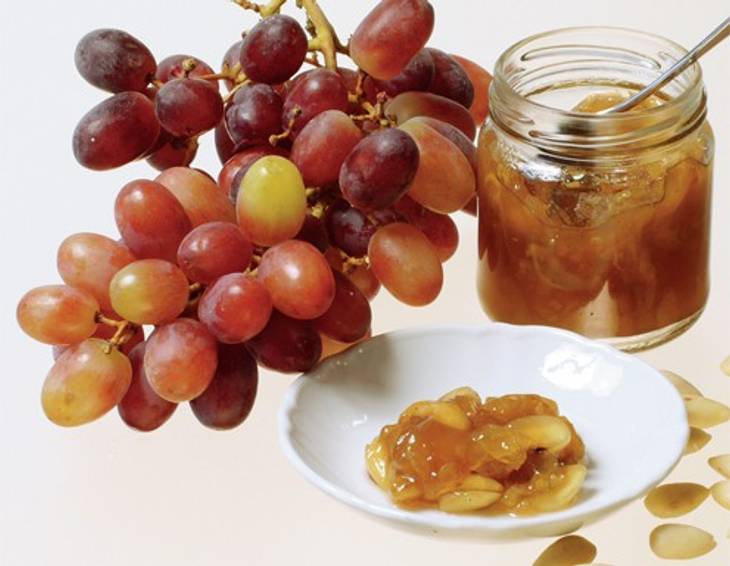 Weintraubenmarmelade mit Nüssen Weintraubenmarmelade mit Nüssen