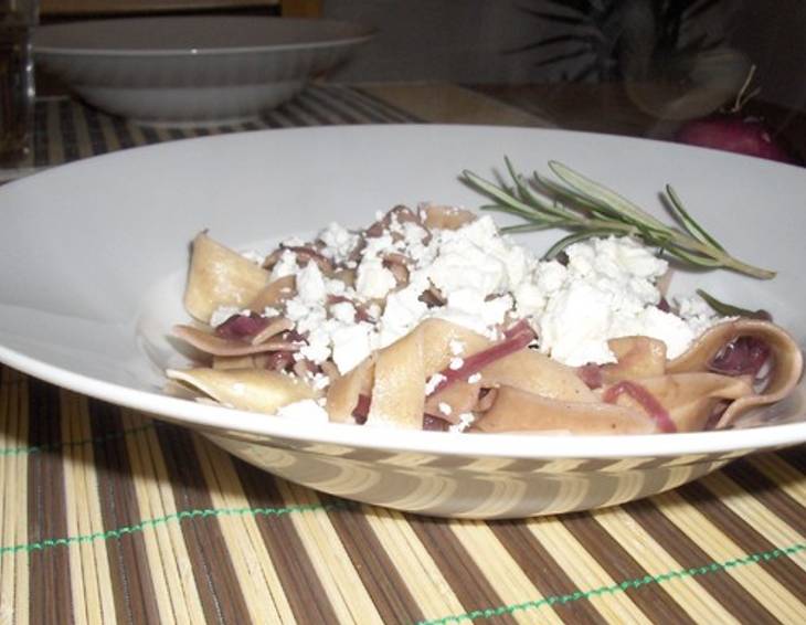 Bandnudeln mit roten Zwiebeln und Schafkäse