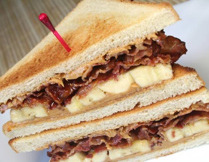 Das Elvis-Presley-Erdnussbutter-Banane-Bacon-Sandwich Das Elvis-Presley-Erdnussbutter-Banane-Bacon-Sandwich