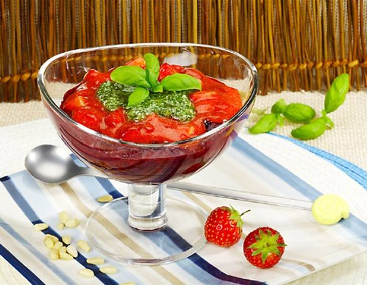 Rote Grütze mit marinierten Erdbeeren und süßem Basilikum-Pesto