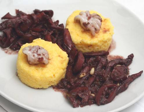 Tintenfische in Cranberrysauce mit Polenta