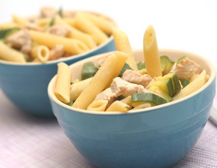 Penne mit Huhn-Zucchini-Ragout