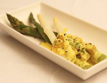 Weißer und grüner Spargel in Tofu-Kurkumasauce Weißer und grüner Spargel in Tofu-Kurkumasauce