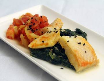 Indisches Fischragout mit Zwiebel-Kokos-Spinat Indisches Fischragout mit Zwiebel-Kokos-Spinat