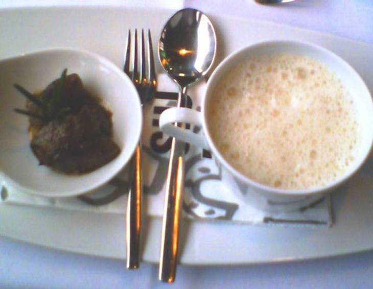 Topinambursuppe und sautierte Gänseleber mit Zimt und Muskatnuss Topinambursuppe und sautierte Gänseleber mit Zimt und Muskatnuss