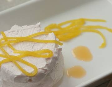 Himbeer Panna Cotta mit Mango-Chilli-Tagliatelle Himbeer Panna Cotta mit Mango-Chilli-Tagliatelle