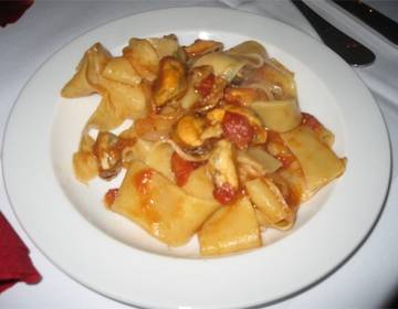 Miesmuschelcurry mit Homemade Pasta und kandiertem Knoblauch Miesmuschelcurry mit Homemade Pasta und kandiertem Knoblauch