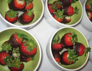 Erdbeeren in Nutella Schokolade getunkt mit grünem Chili Krokant Erdbeeren in Nutella Schokolade getunkt mit grünem Chili Krokant
